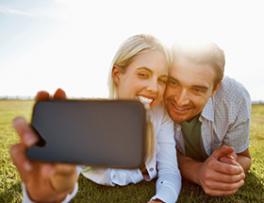 žena dělá s mužem selfie